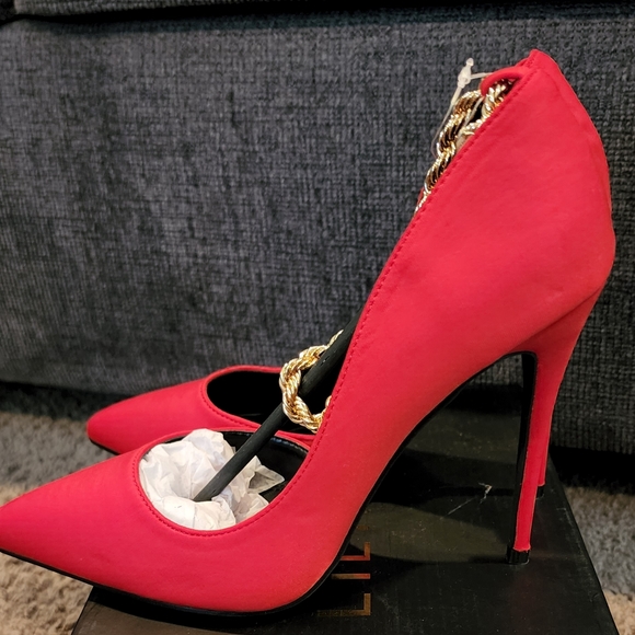 Beautiful red heels with gold ankle accent - Picture 2 of 4
